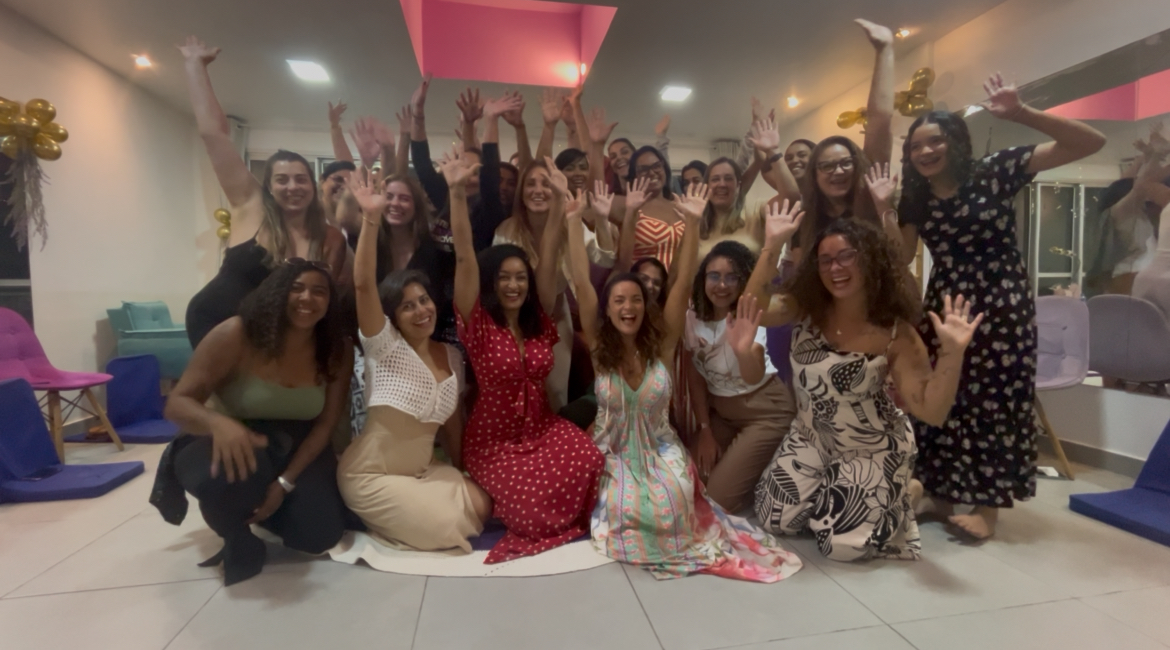 Kau Valéria com as participantes celebrando ao final de uma vivência