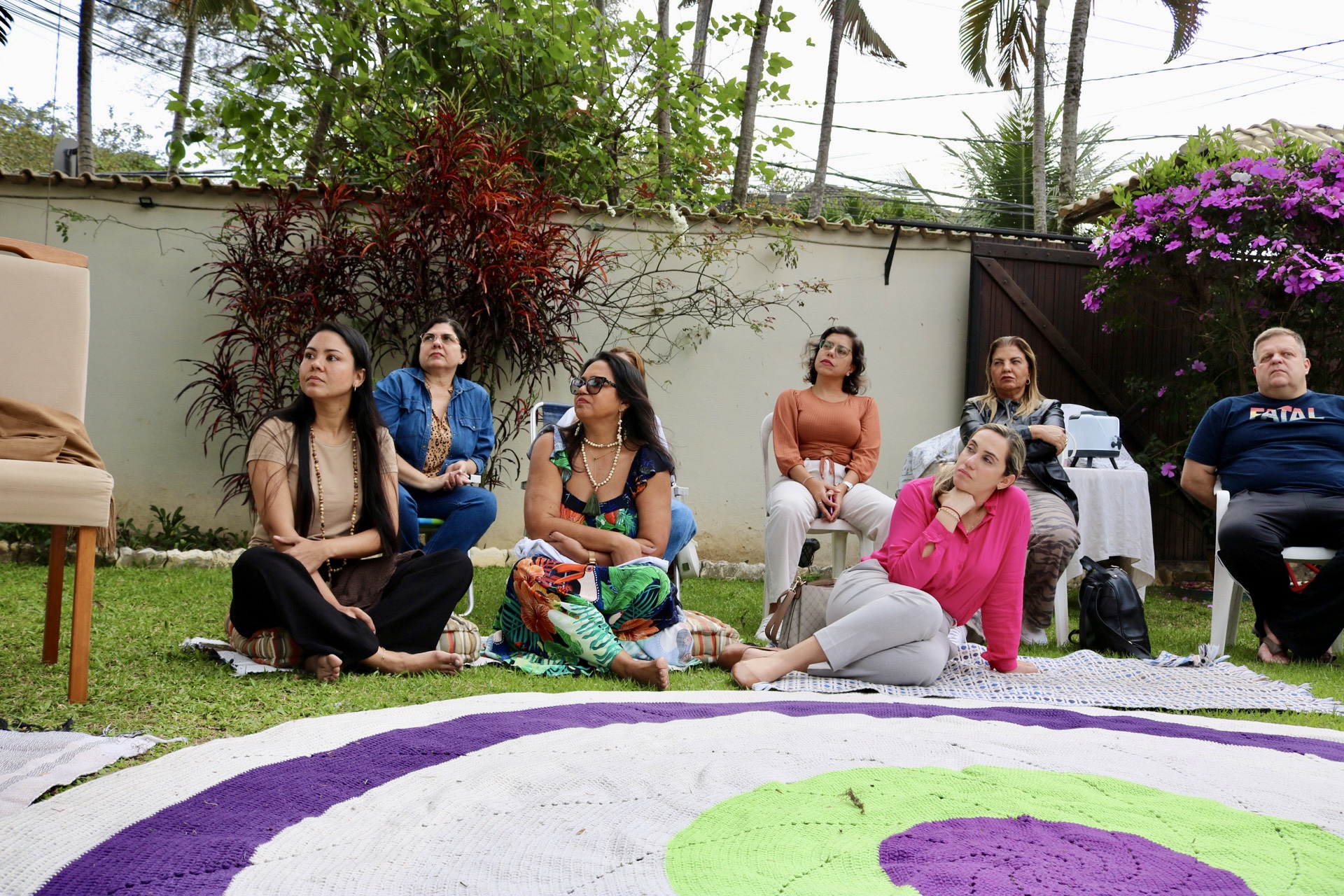 Participantes atentas durante a vivência no jardim