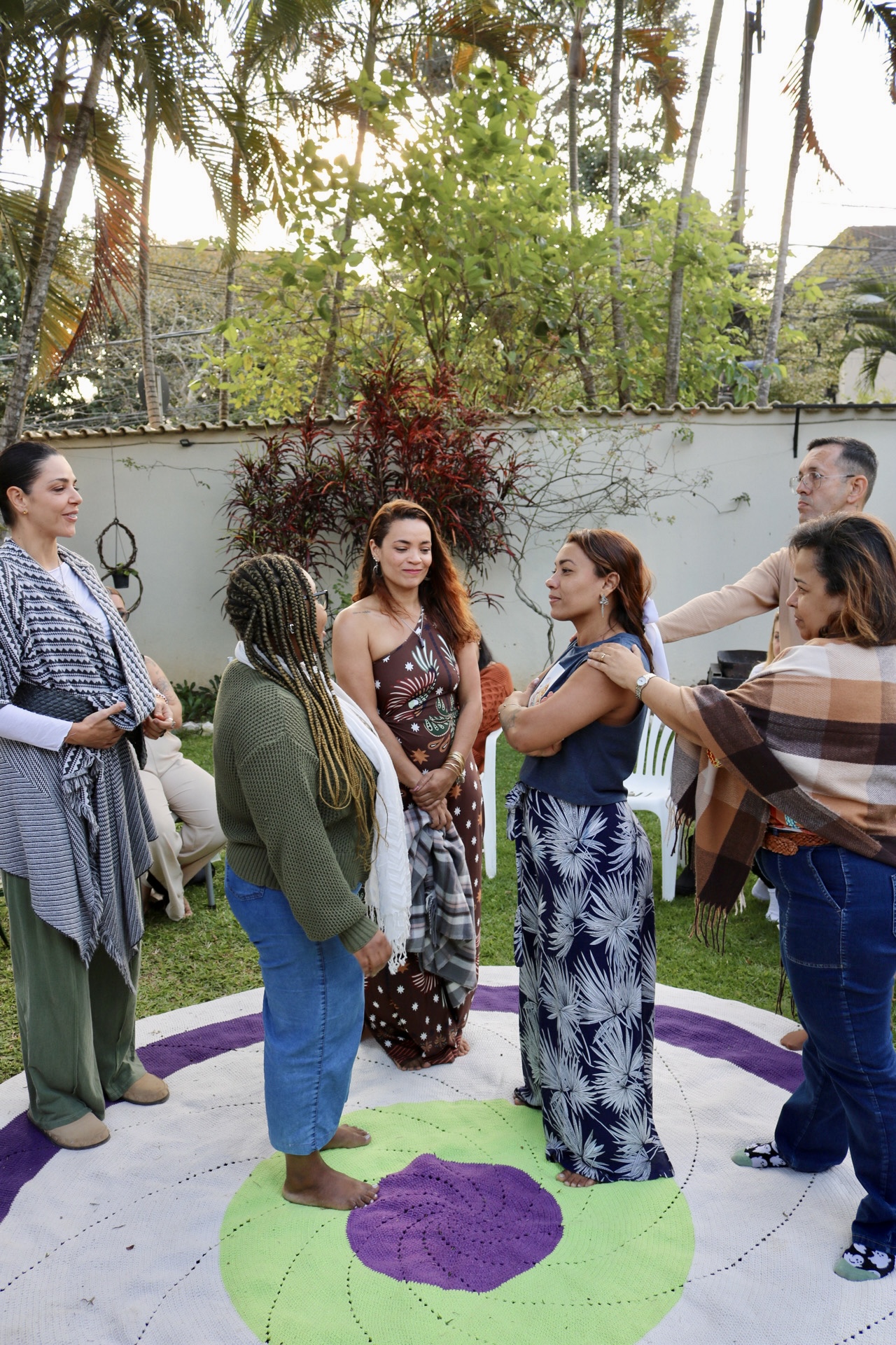 Participantes em pé sobre a mandala durante uma constelação familiar